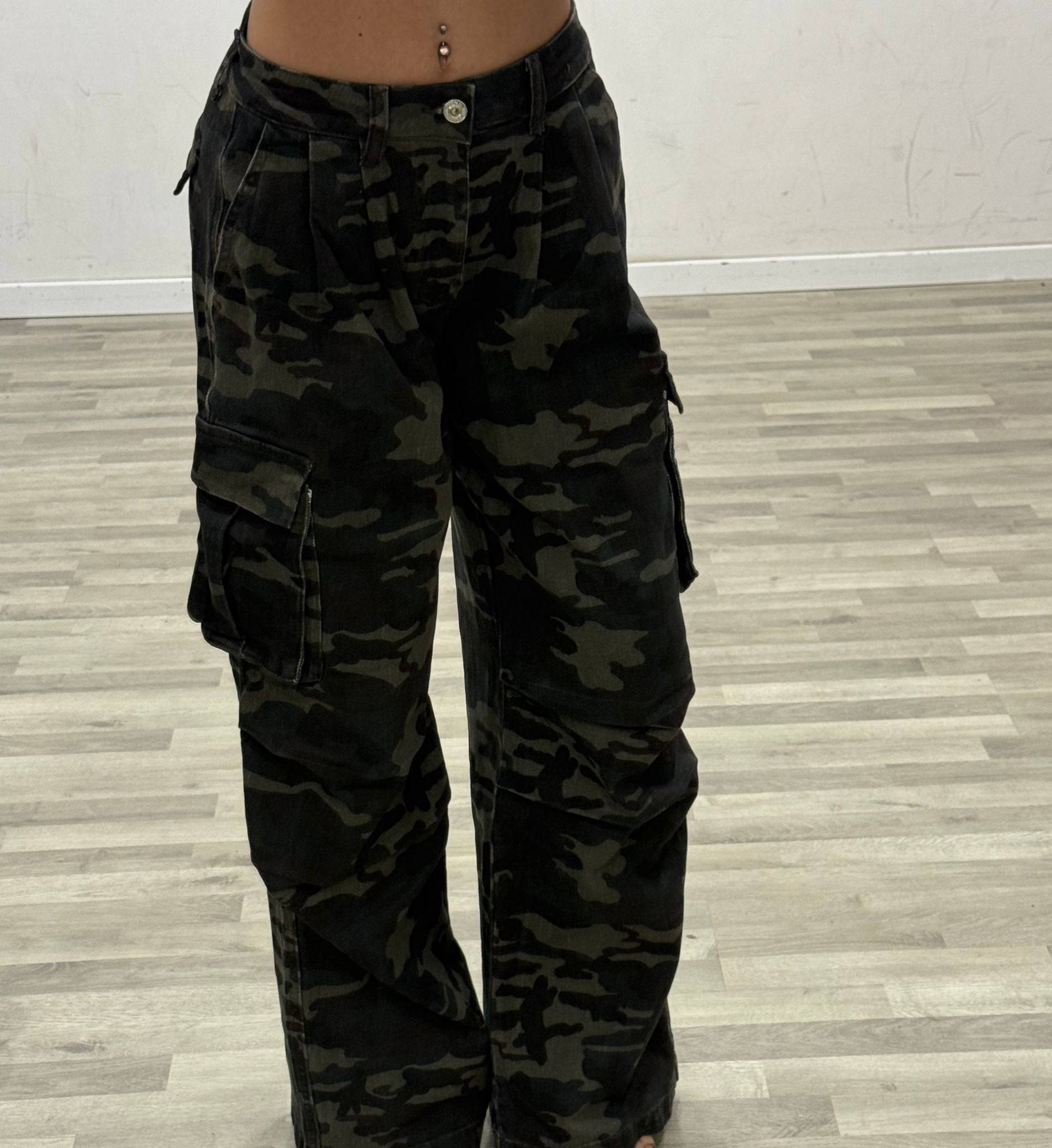 jeans camouflage con tasconi