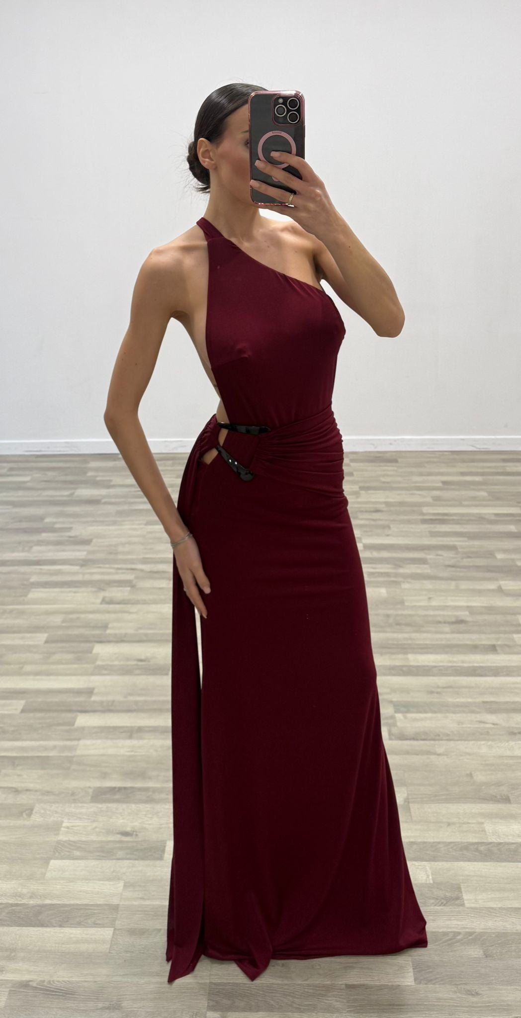 vestito monospalla con fibbia