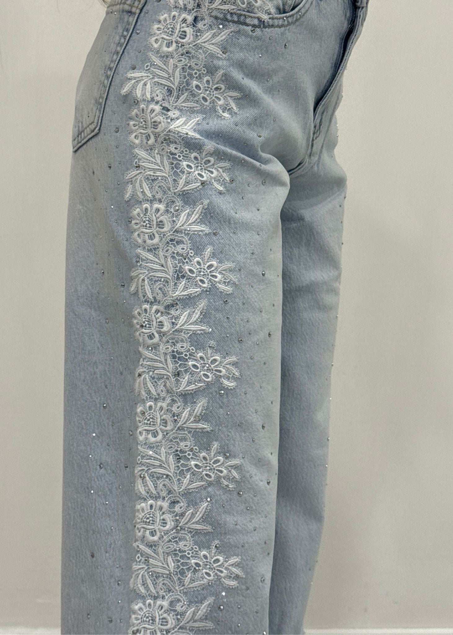 jeans denim con ricamo laterale