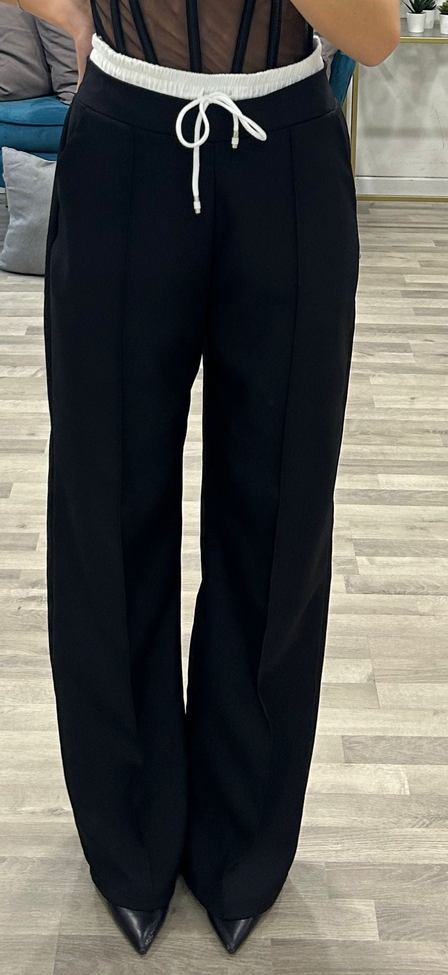 pantalone con molla bianca