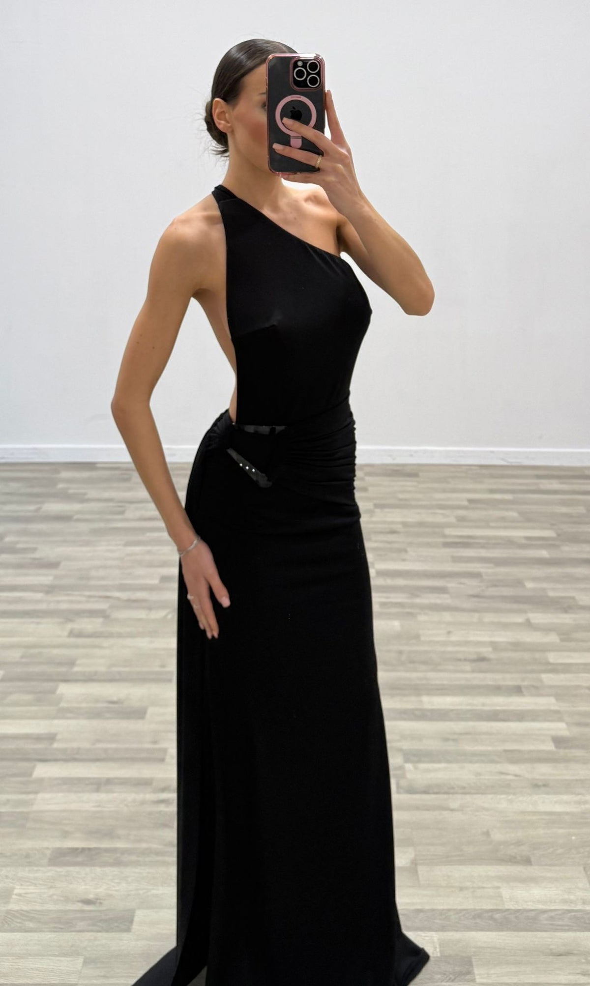 vestito monospalla con fibbia