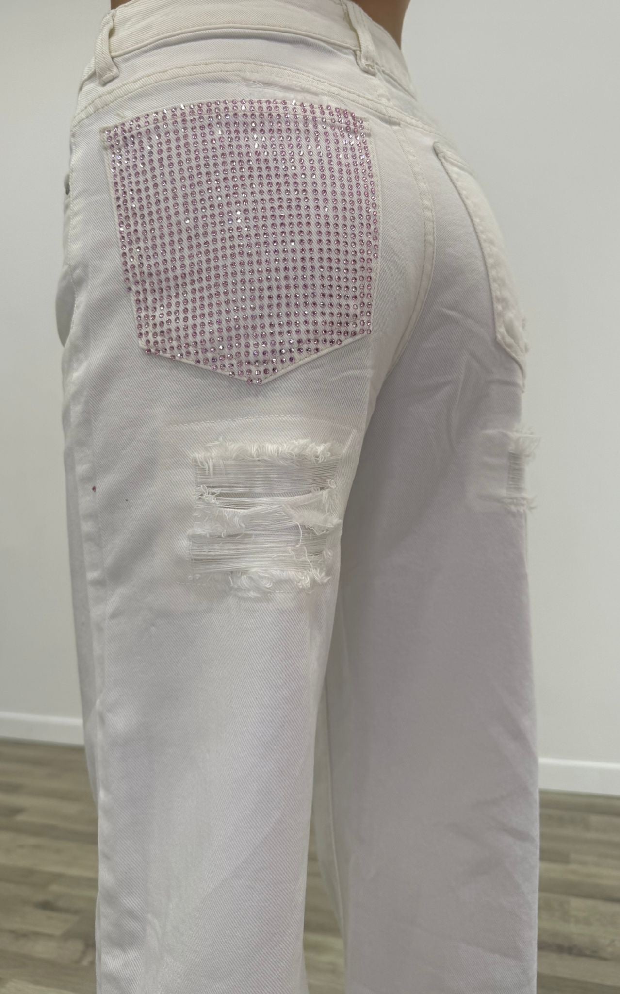 jeans bianco con strass rosa su tasca dietro