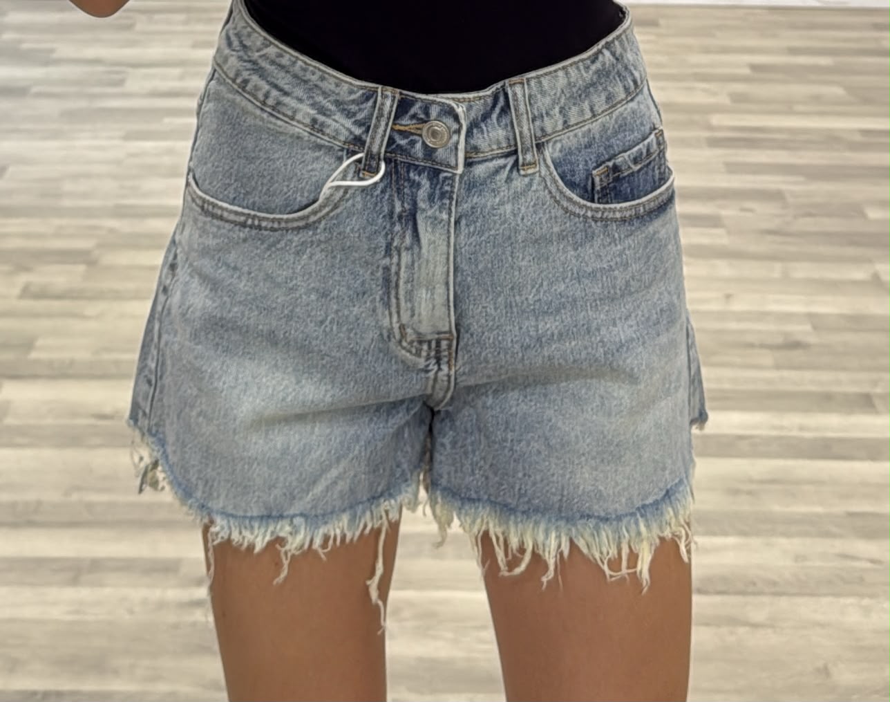 short sabbiato con tasca rosa