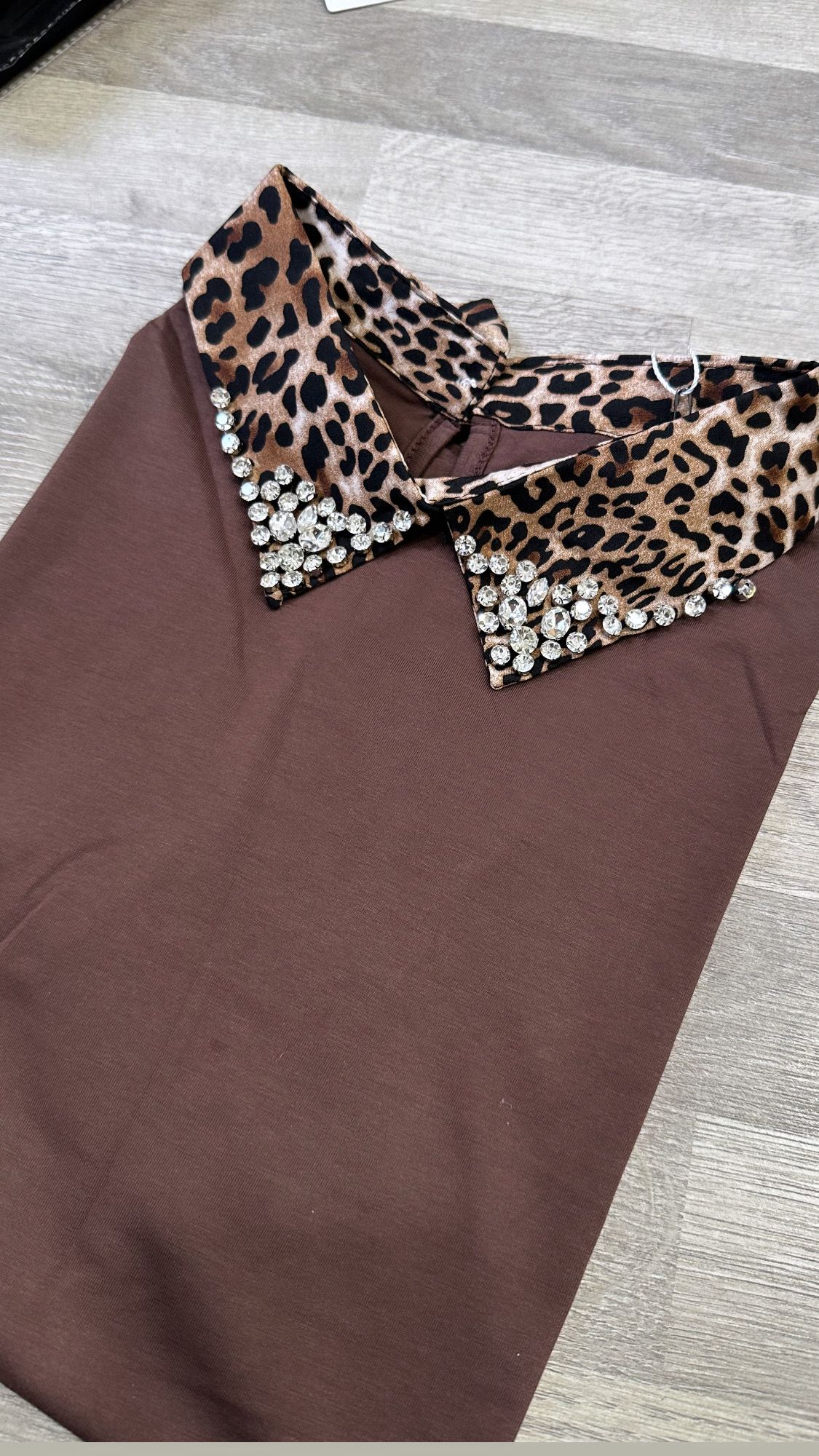 t-shirt a polo con collo maculato