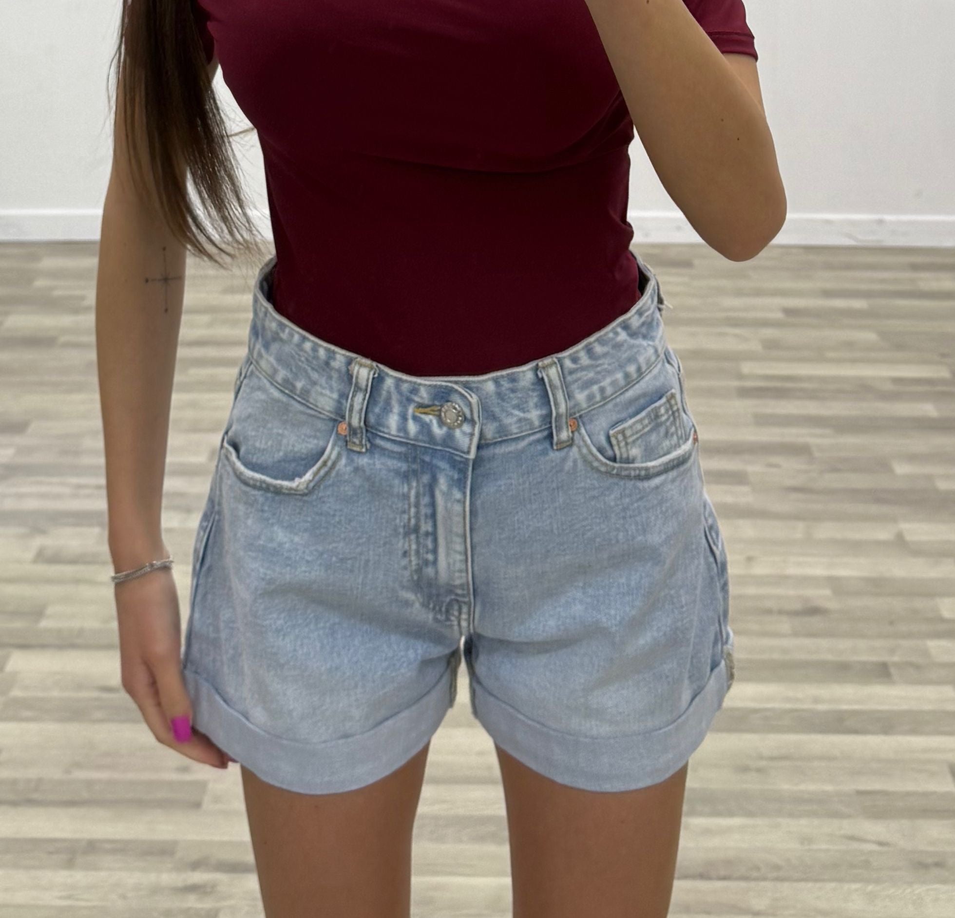 short di jeans con risvolto