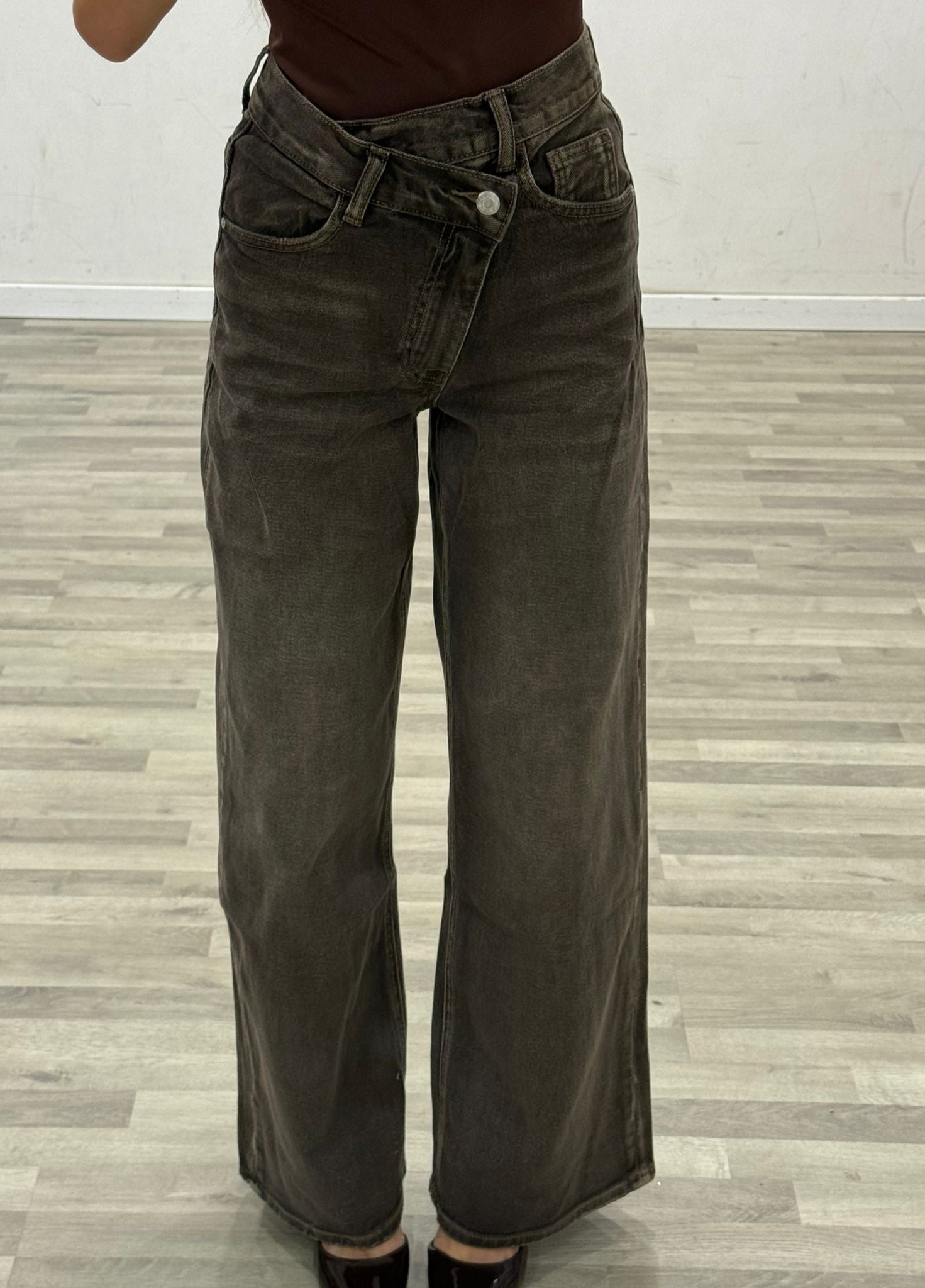 jeans con abbottonatuta trasversale brown
