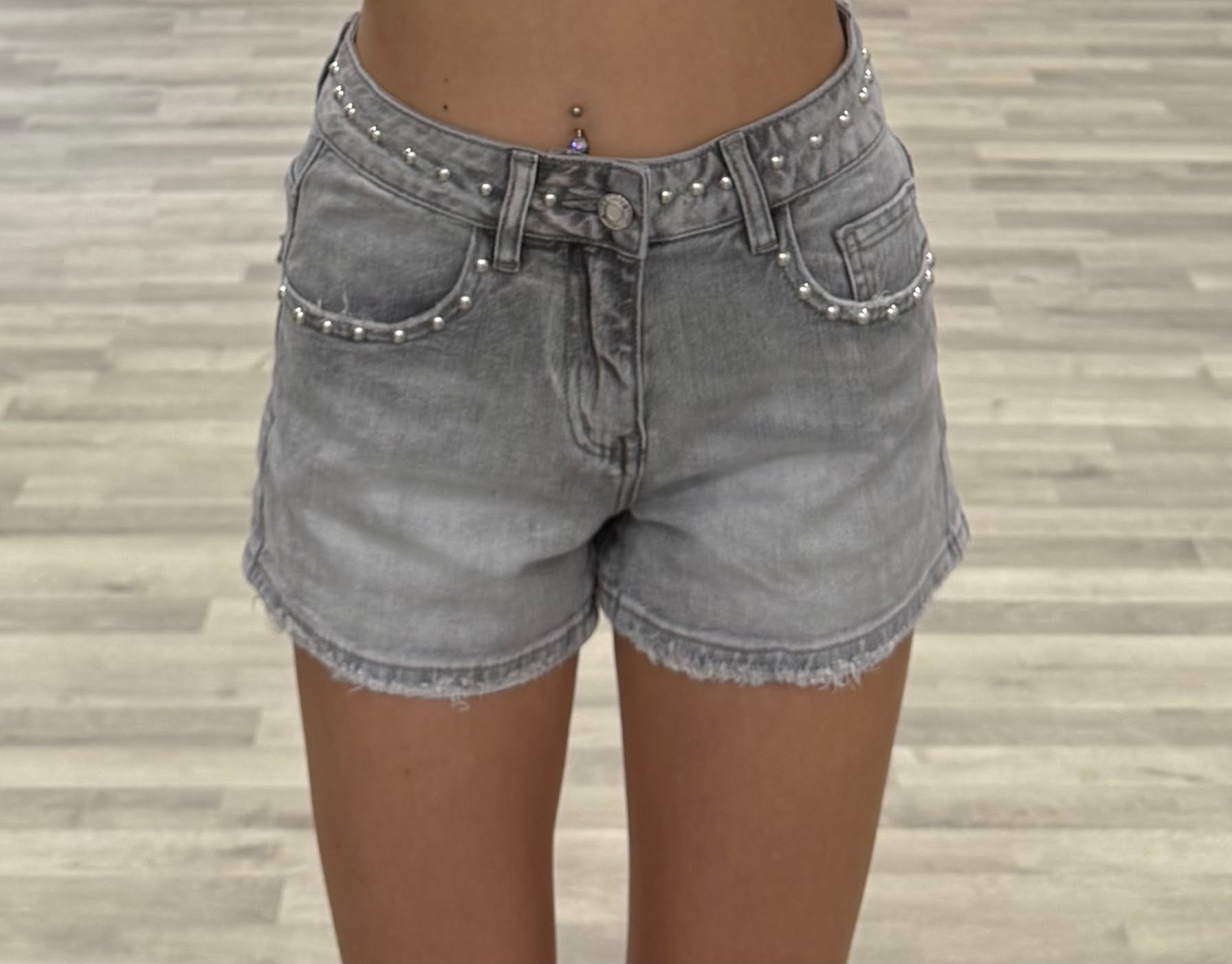 short con borchiette