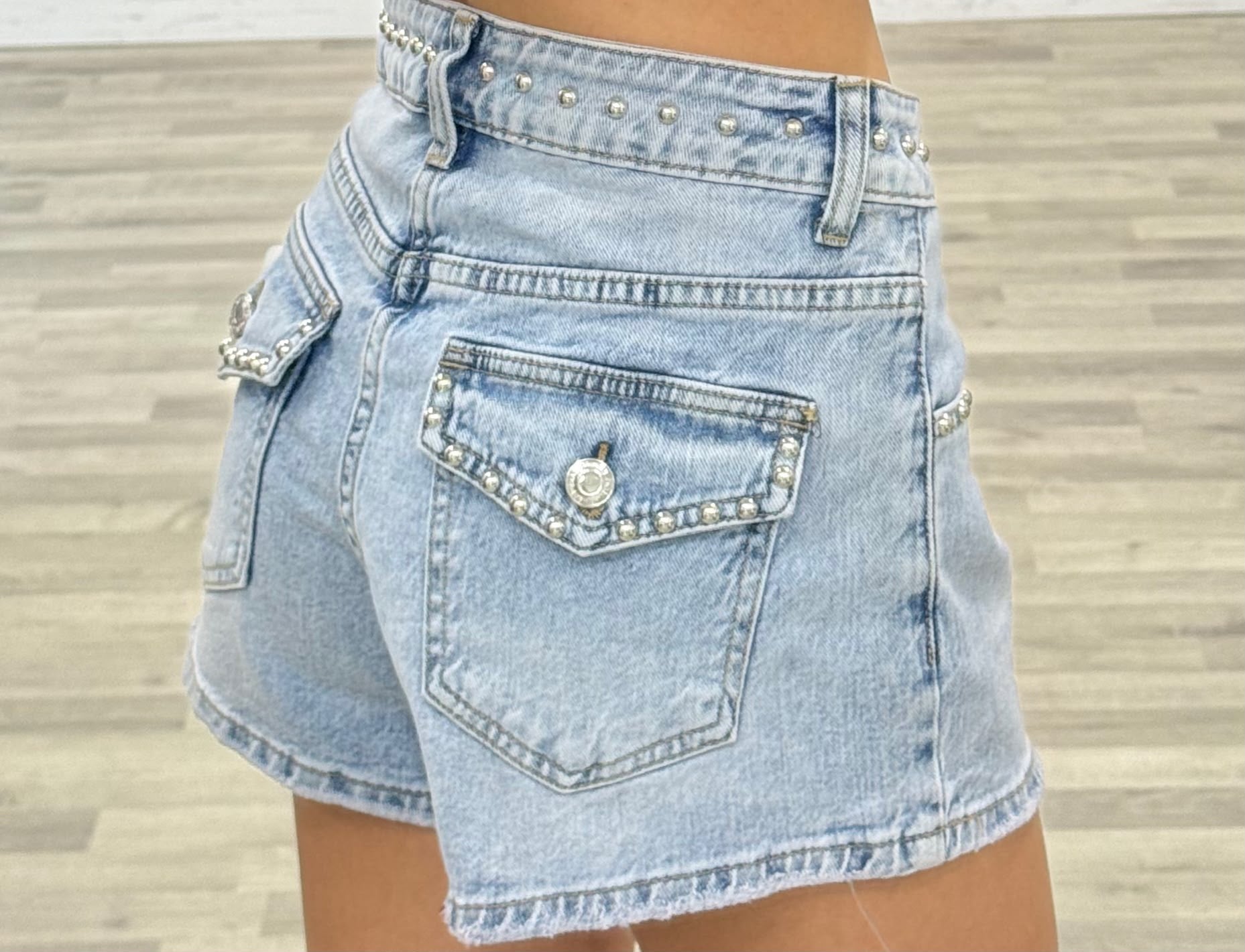 short con borchiette