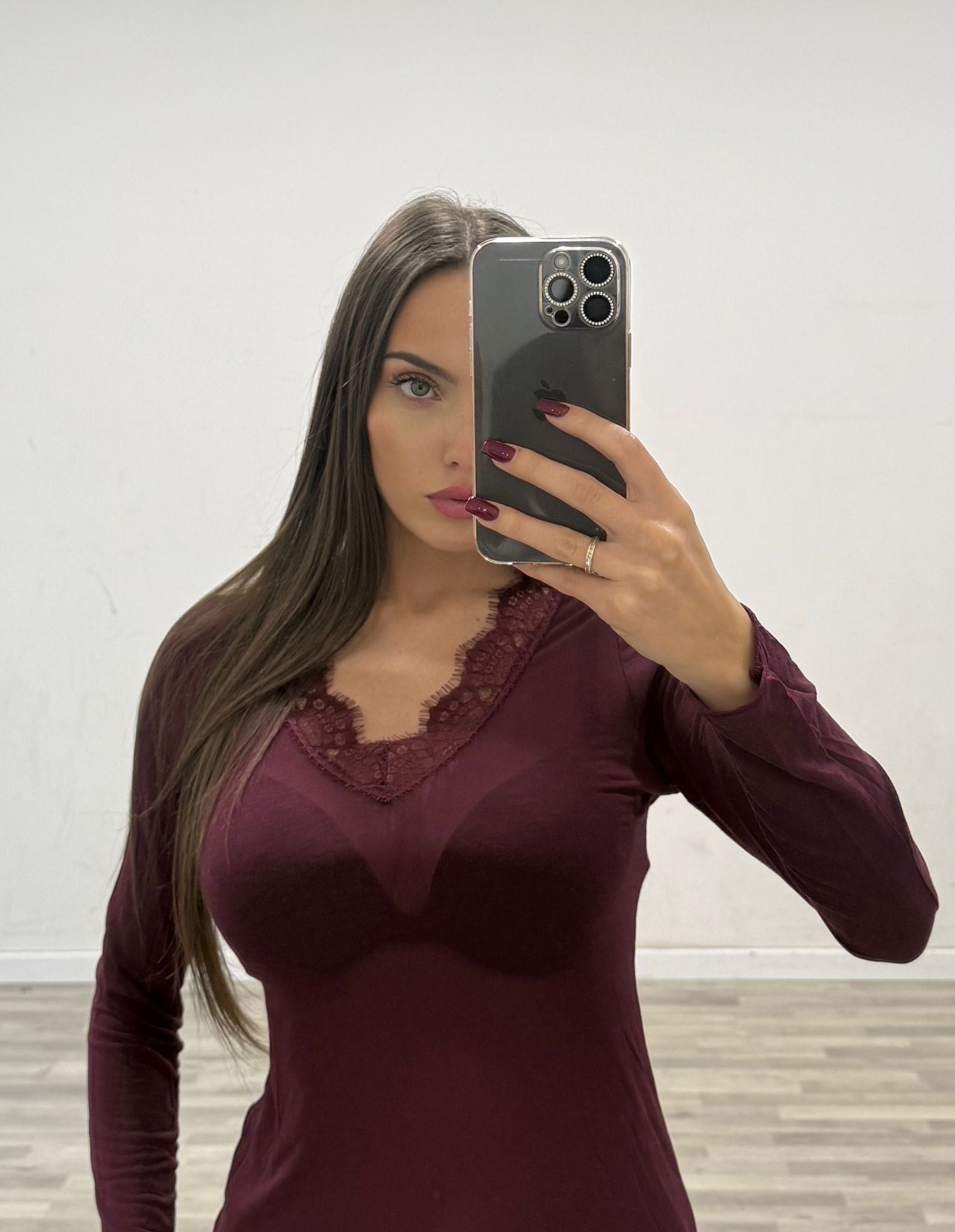 scollo a v ricamato cashmere