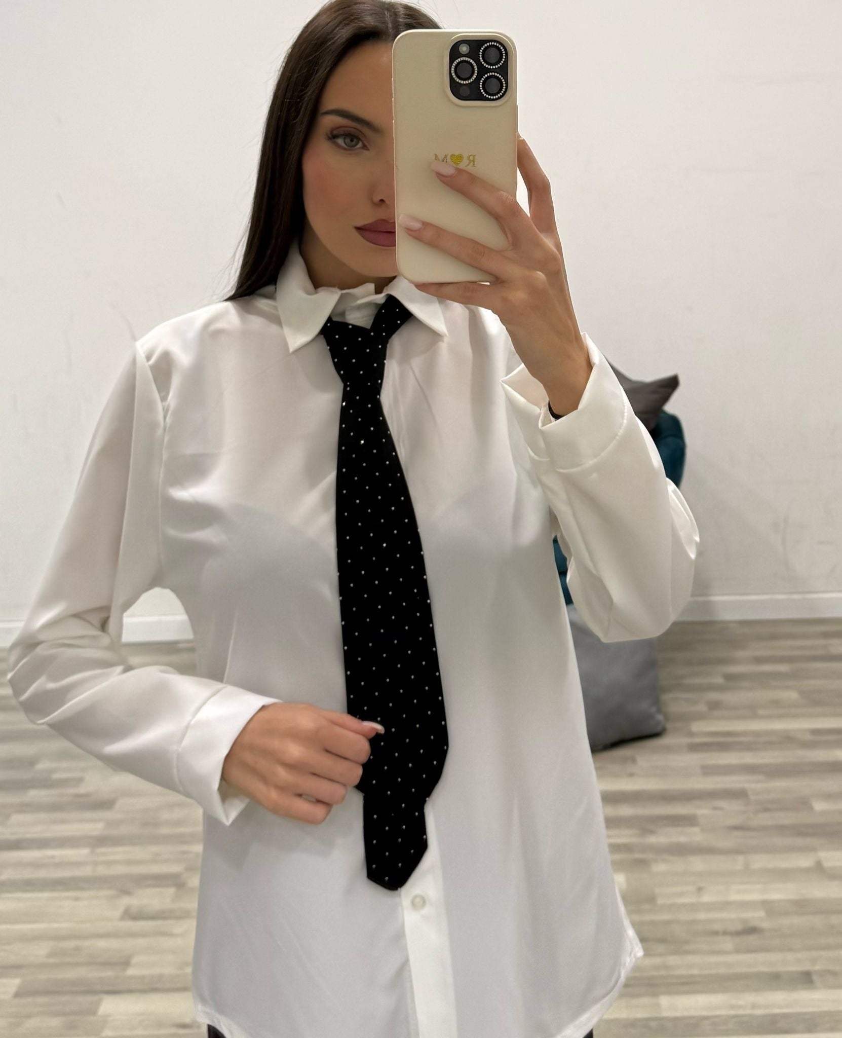 camicia con cravatta brillantini