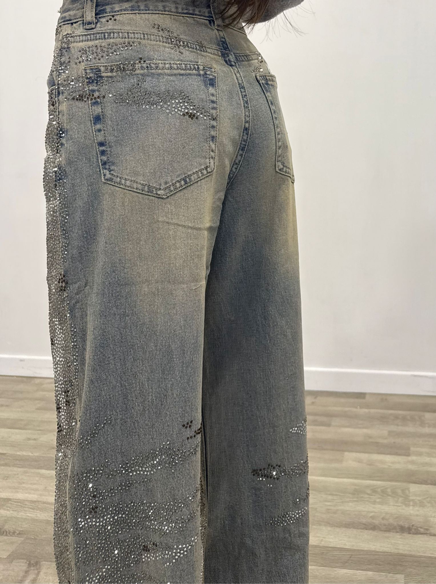 jeans sabbiato con brillantini