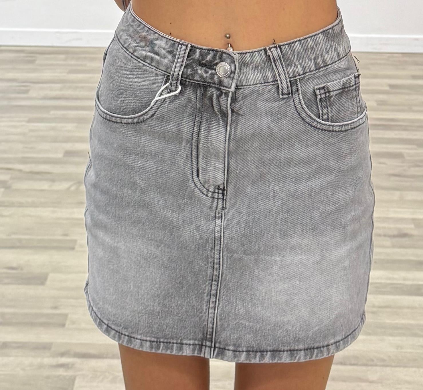 minigonna grigia con tasca rosa