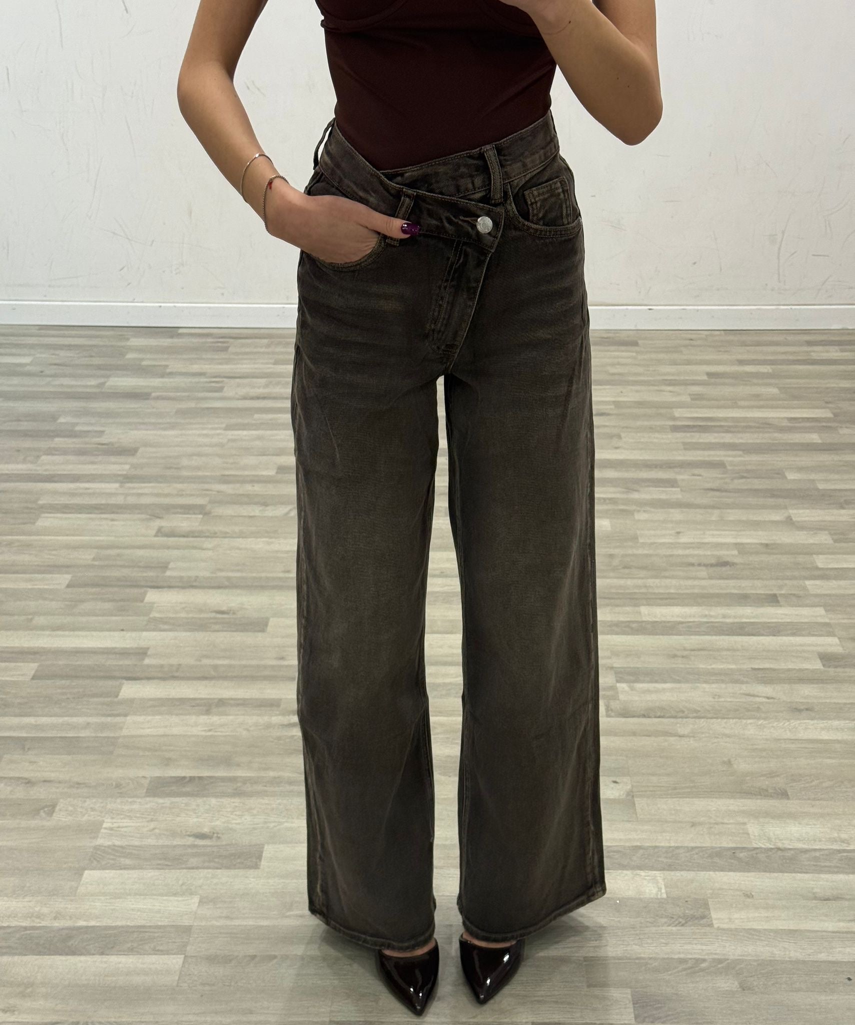 jeans con abbottonatuta trasversale brown