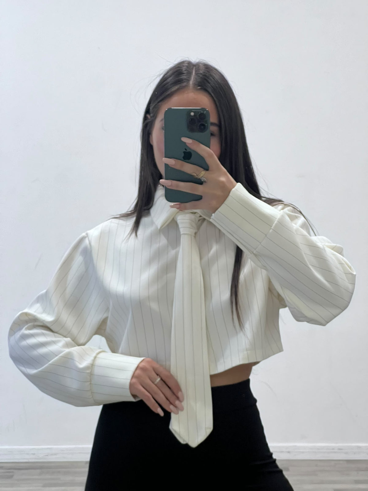 camicia gessata con cravatta