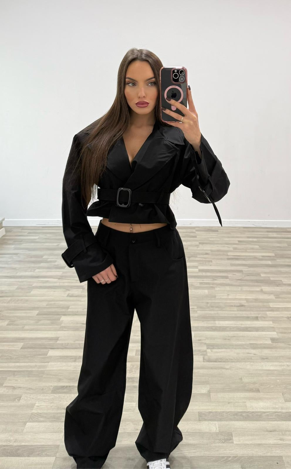 completo trench corto con pantalone