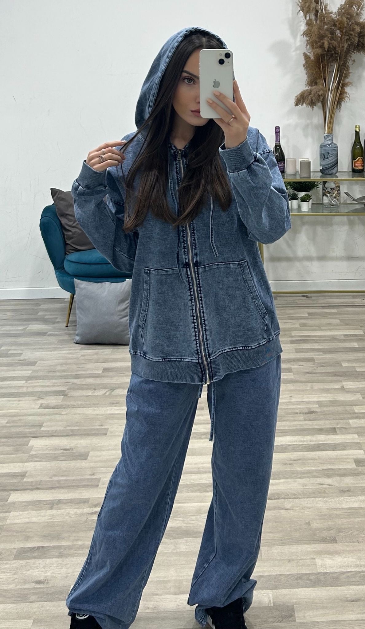 maglia e pantalone jeansato