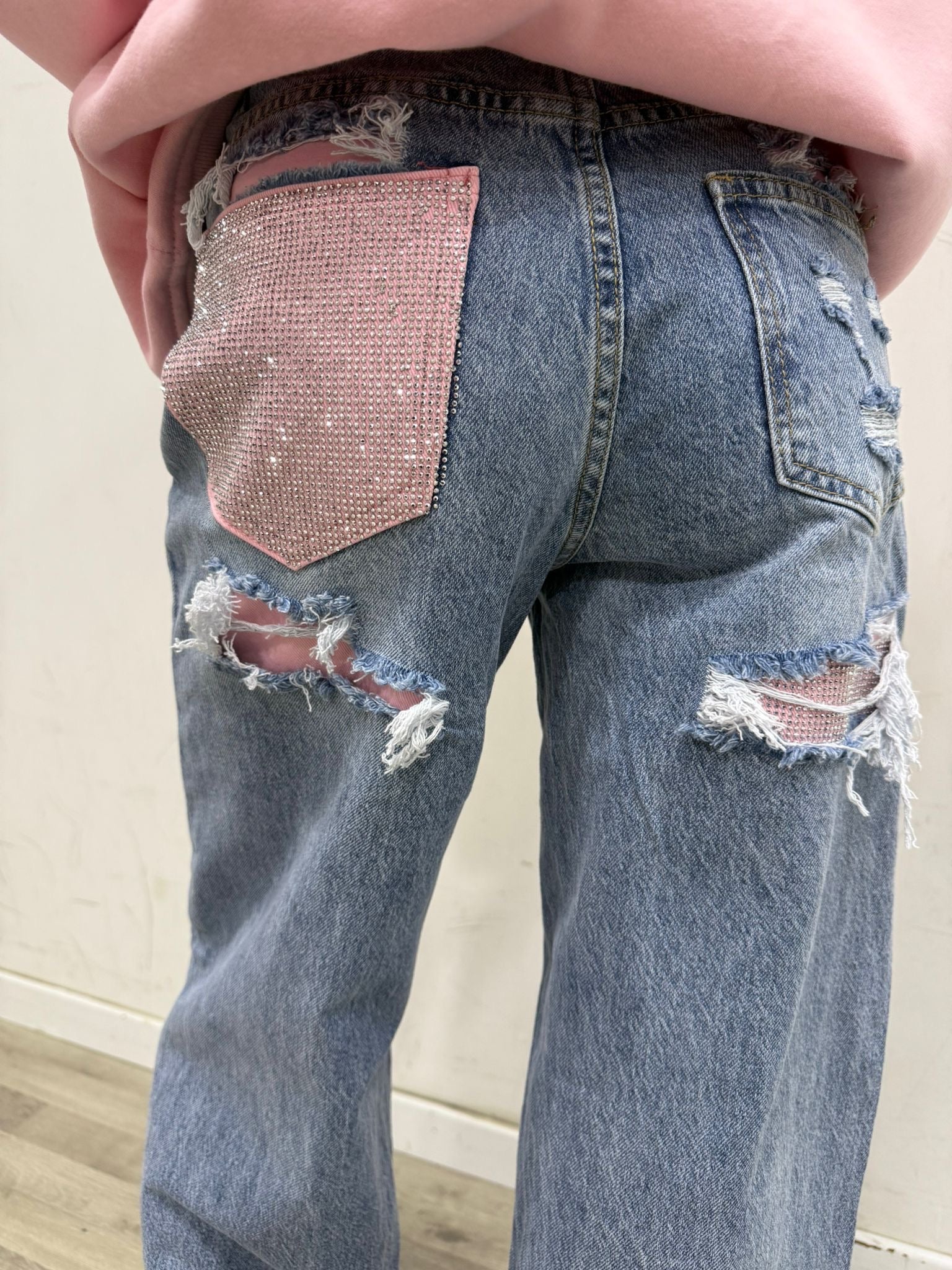 jeans con tasca in strass rosa