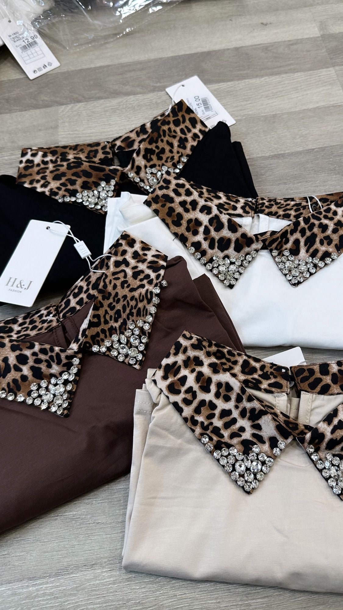 t-shirt a polo con collo maculato