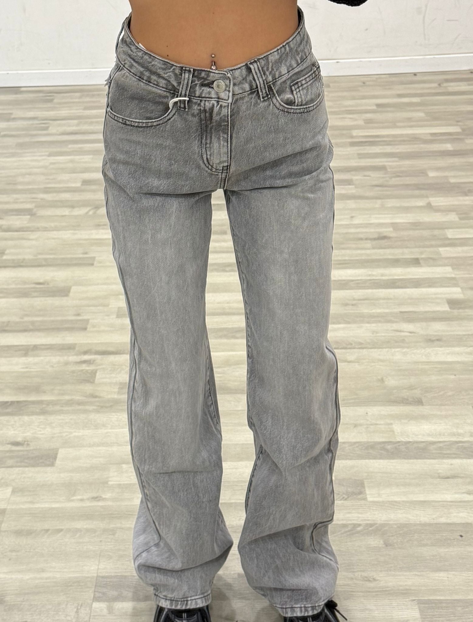 jeans grigio con tasca strass e strappi