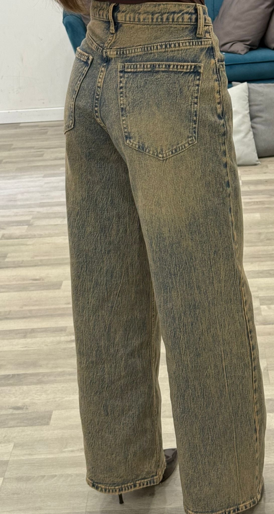 jeans con bottone trasvers