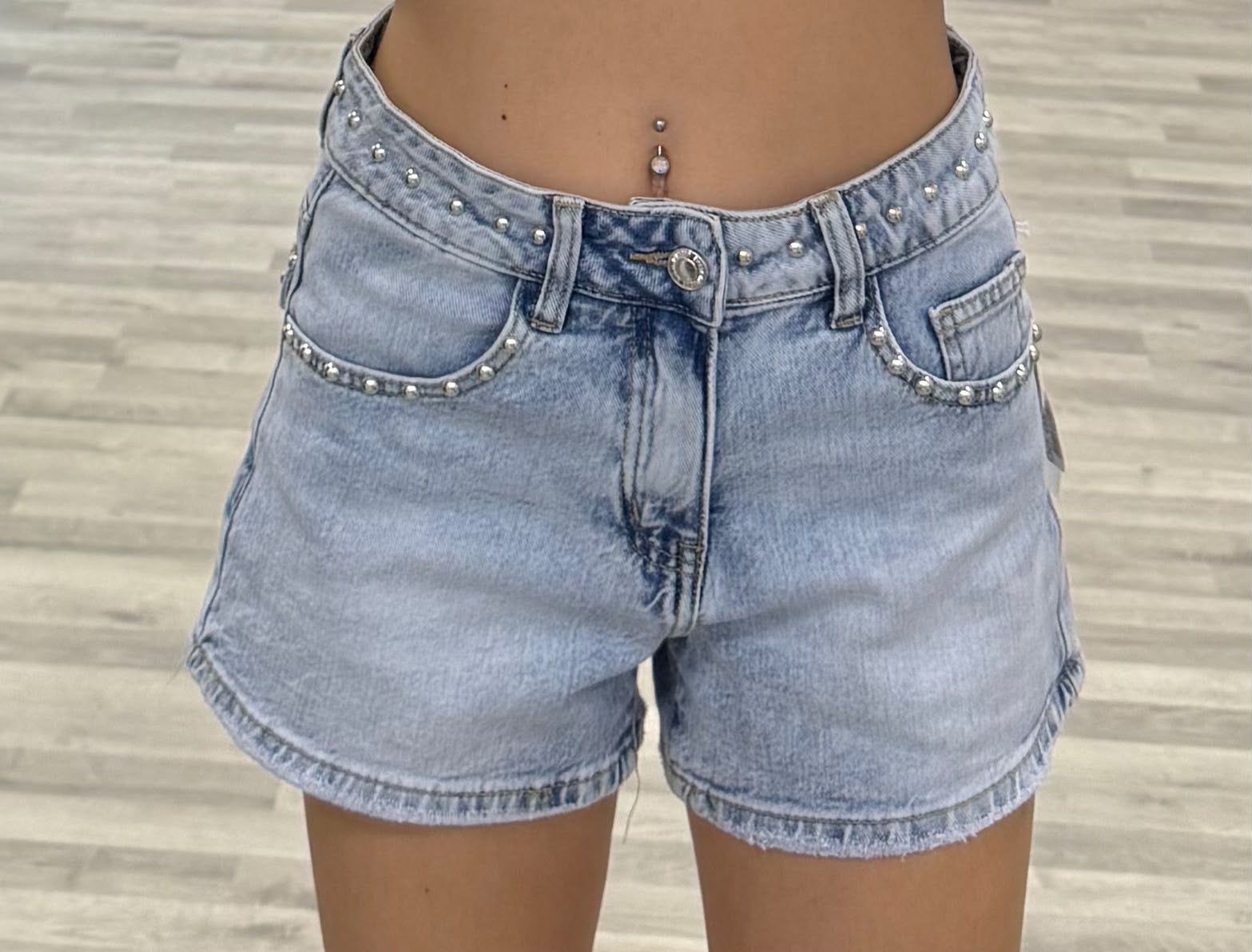 short con borchiette