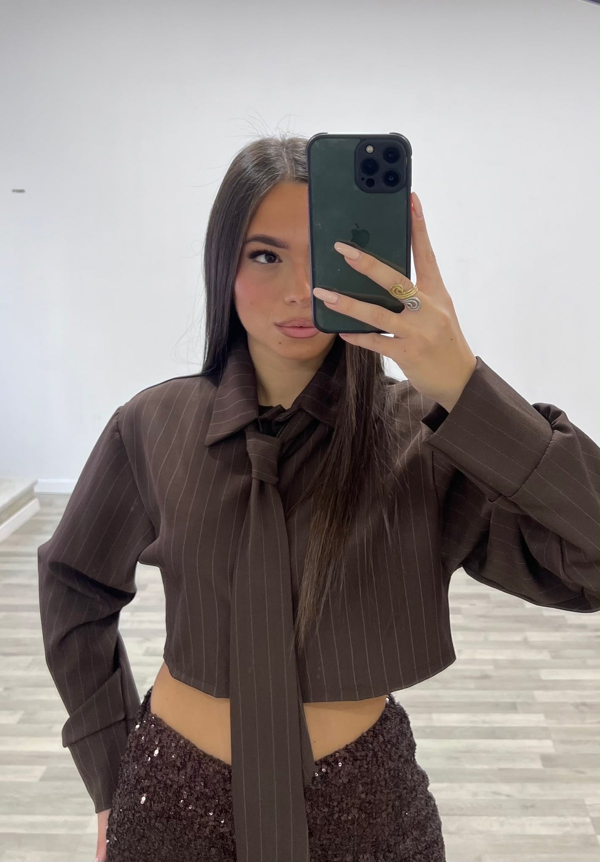 camicia gessata con cravatta