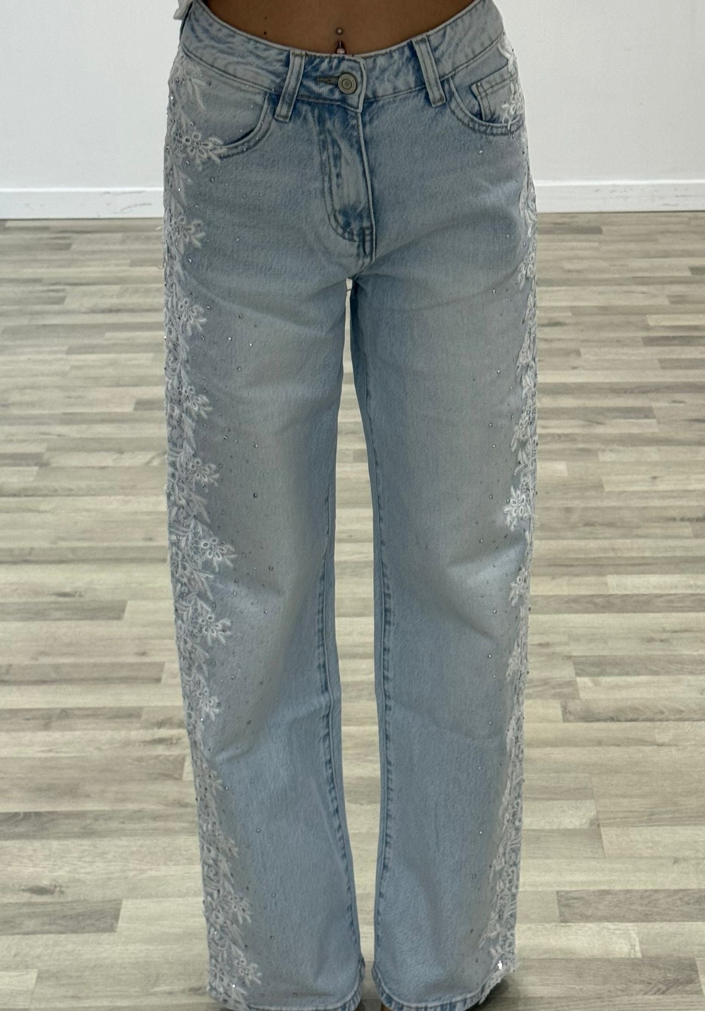 jeans denim con ricamo laterale