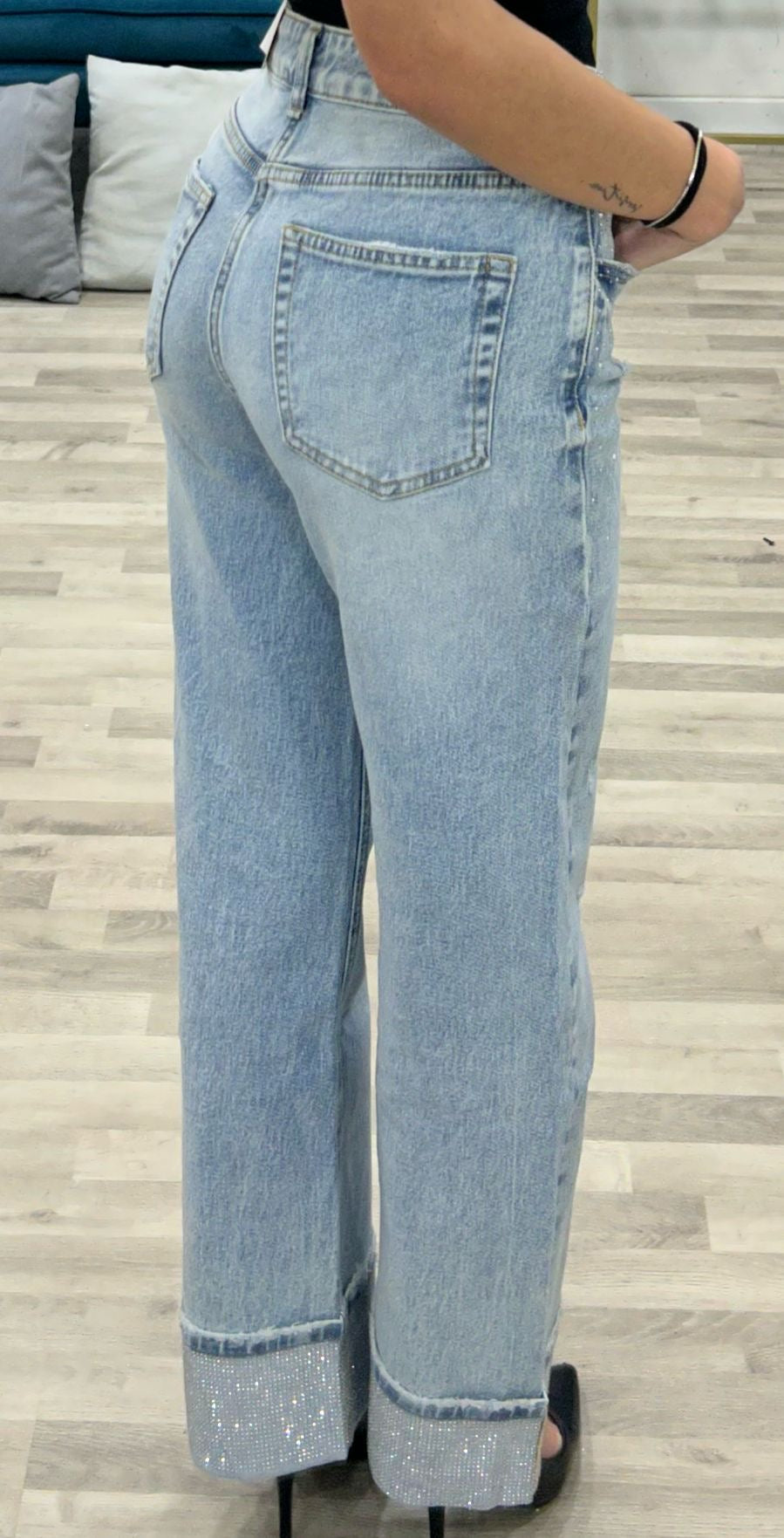 jeans con risvolto e brillantini