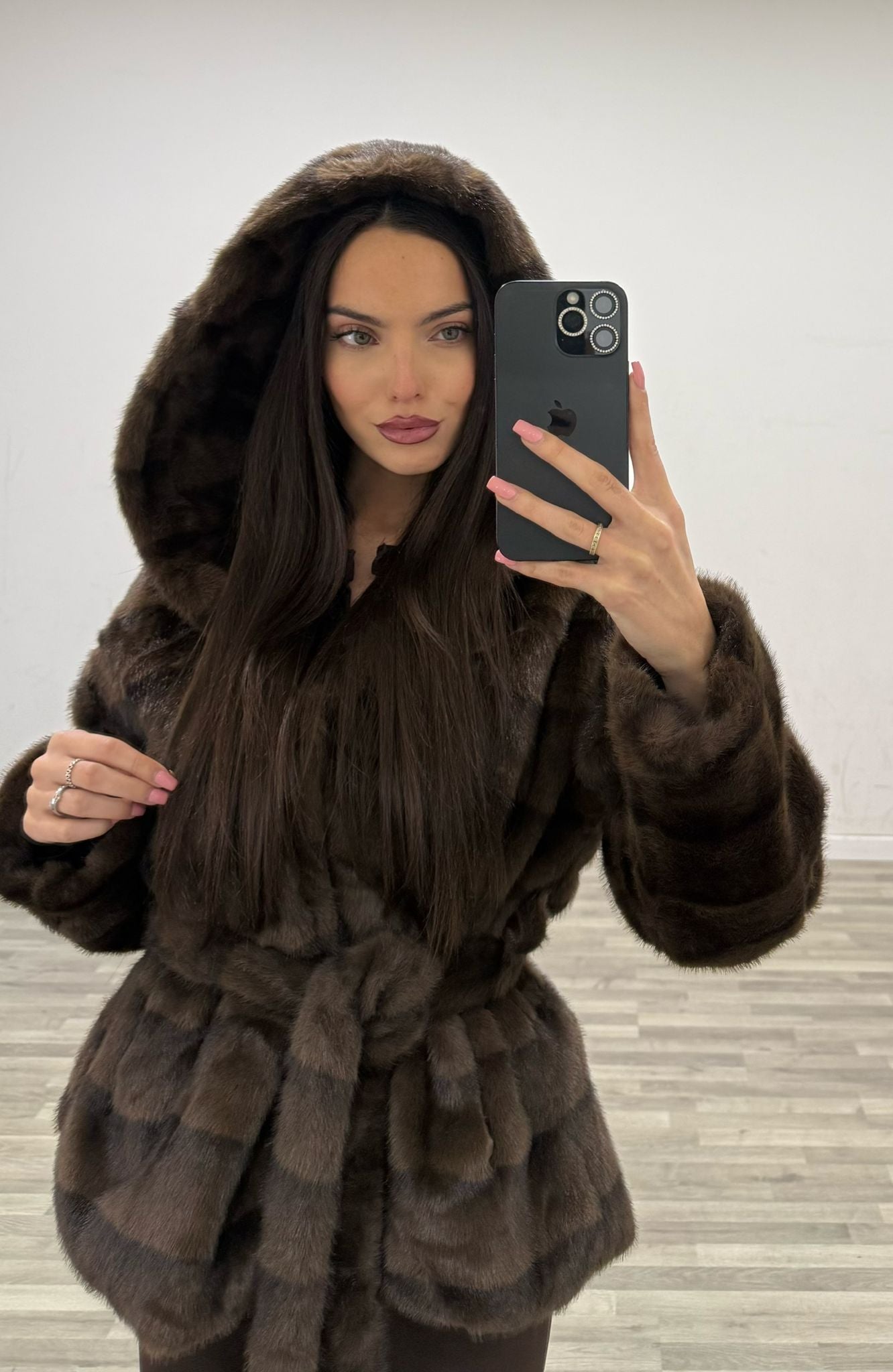 pelliccia con cappuccio e cintura