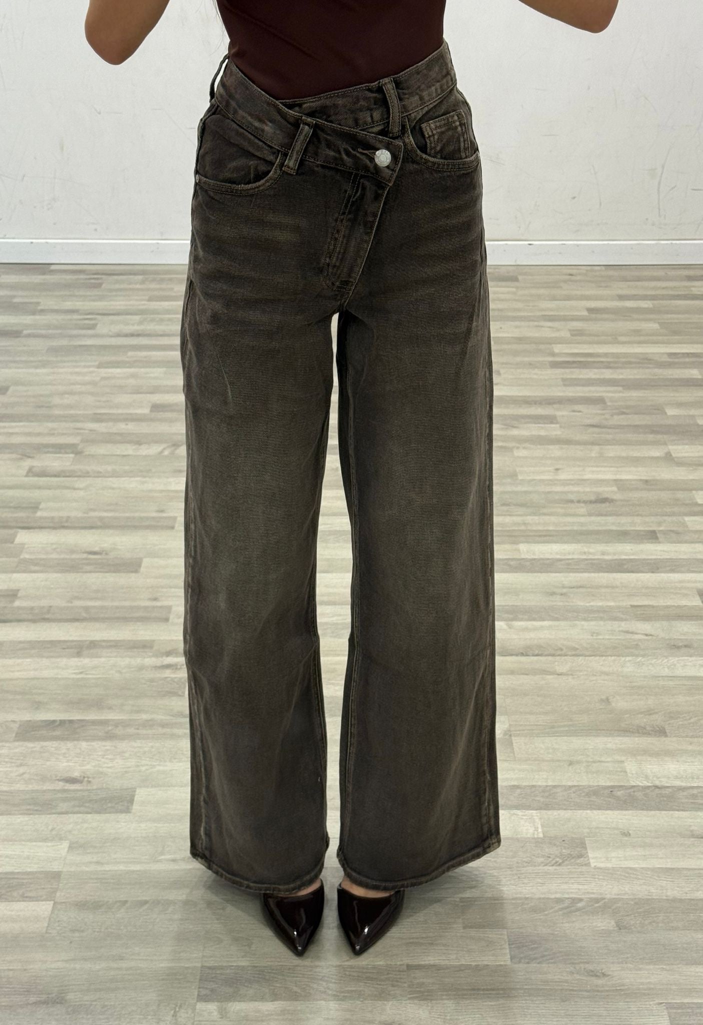 jeans con abbottonatuta trasversale brown