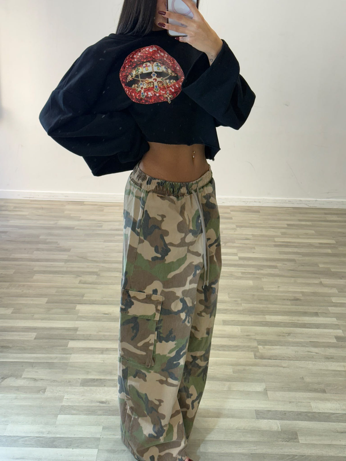 pantalone con taschoni camouflage