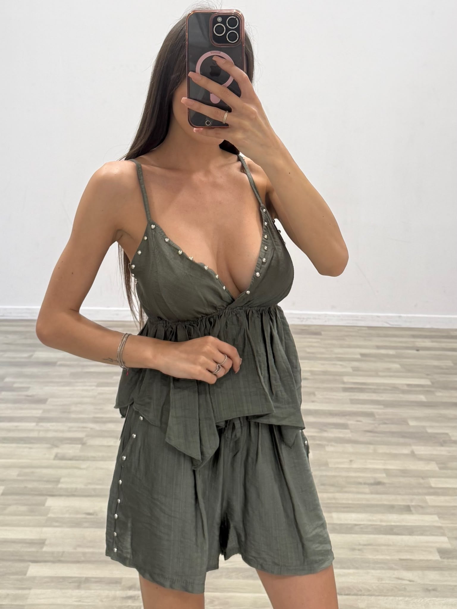 completo top e short con borchiette