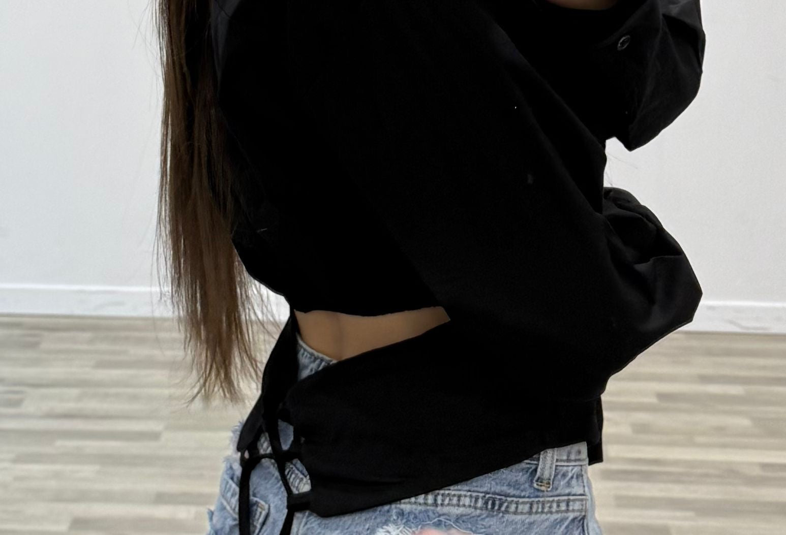 camicia corta con lacci dietro