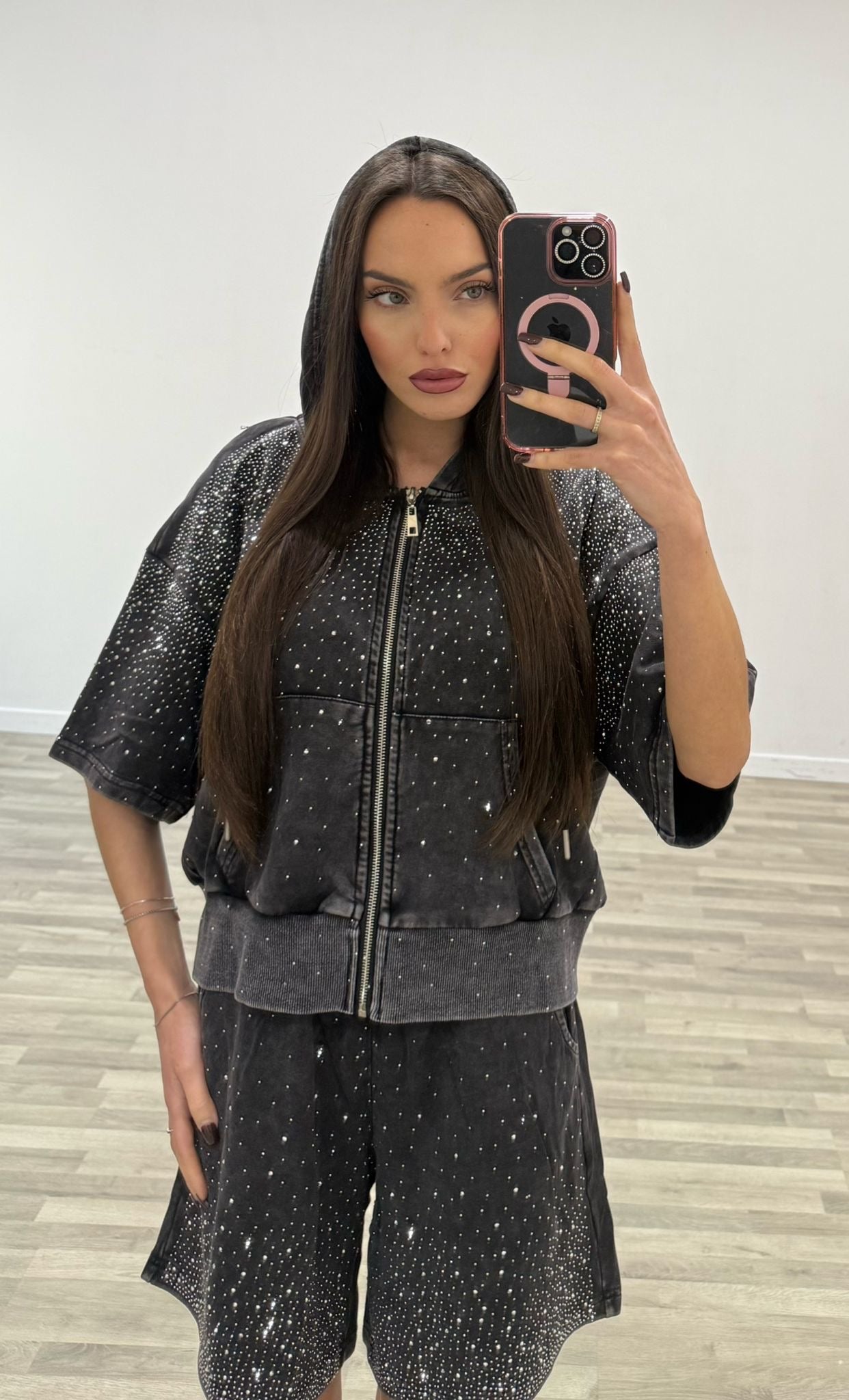 tuta con cappuccio mezza manica