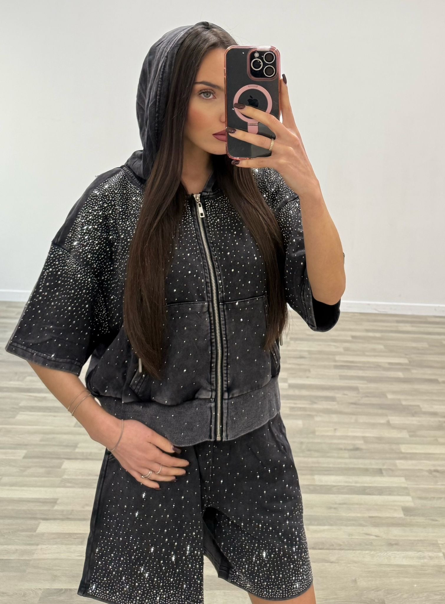 tuta con cappuccio mezza manica