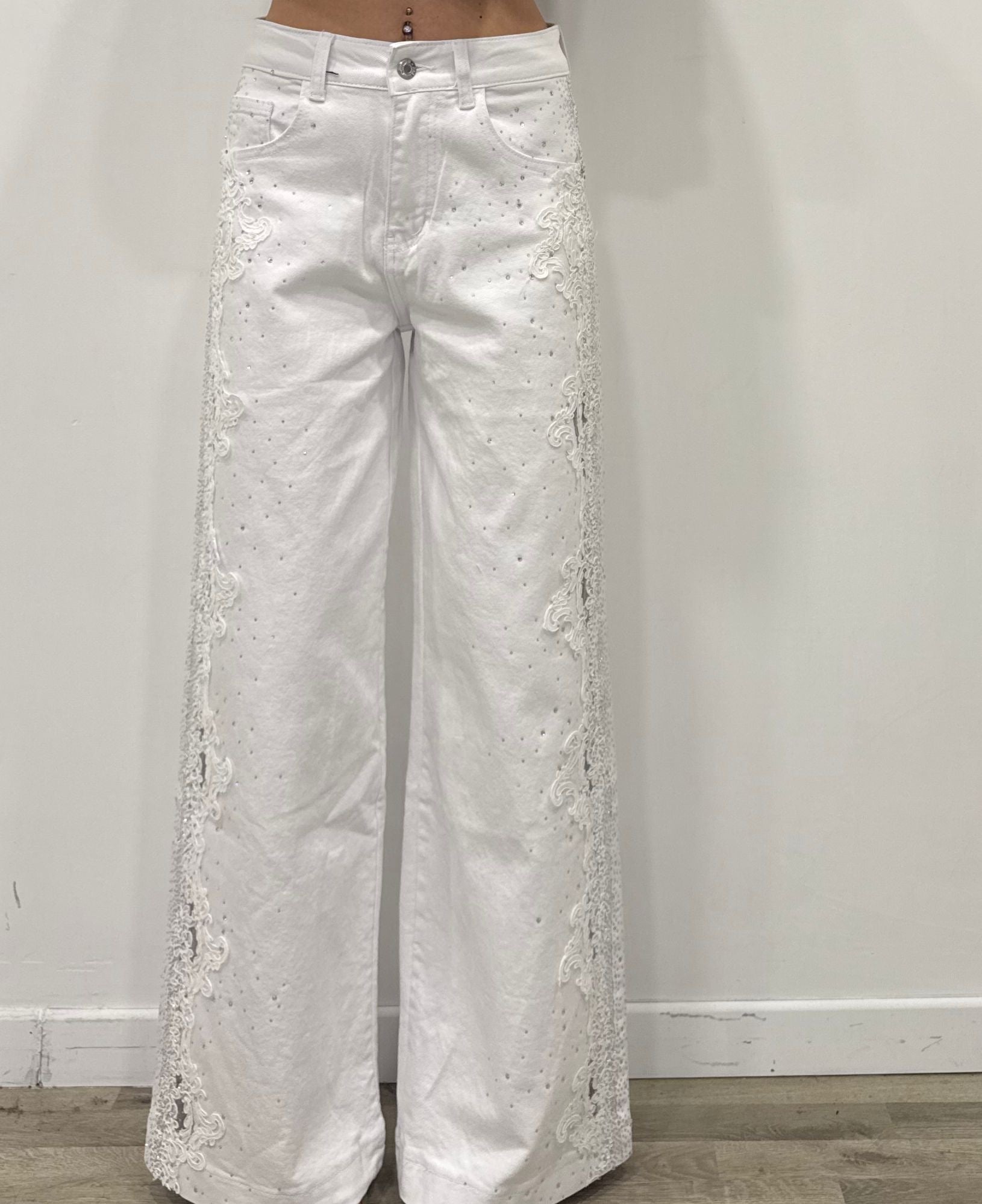 jeans white con ricamo laterale