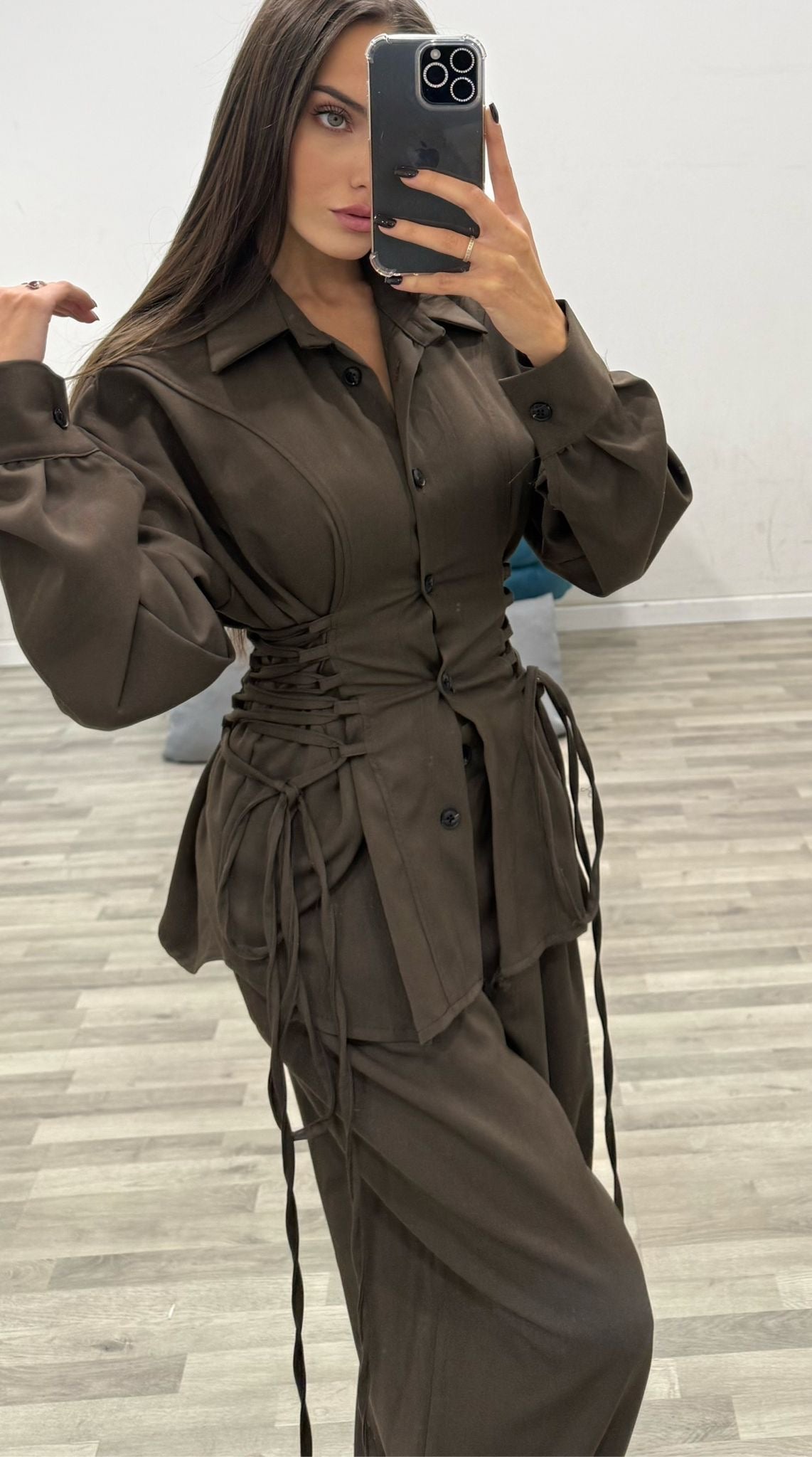 completo camicia con lacci e pantalone