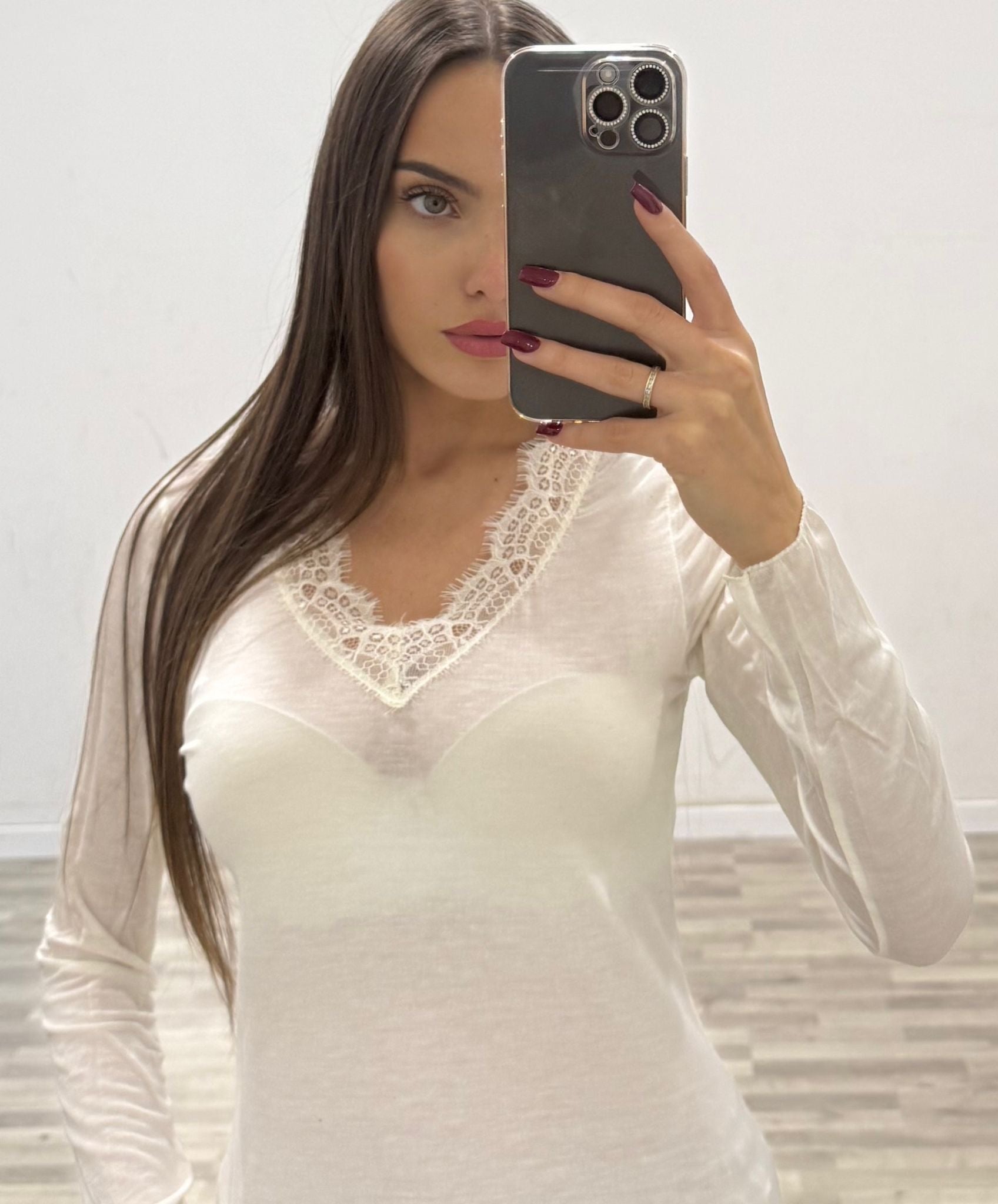 scollo a v ricamato cashmere