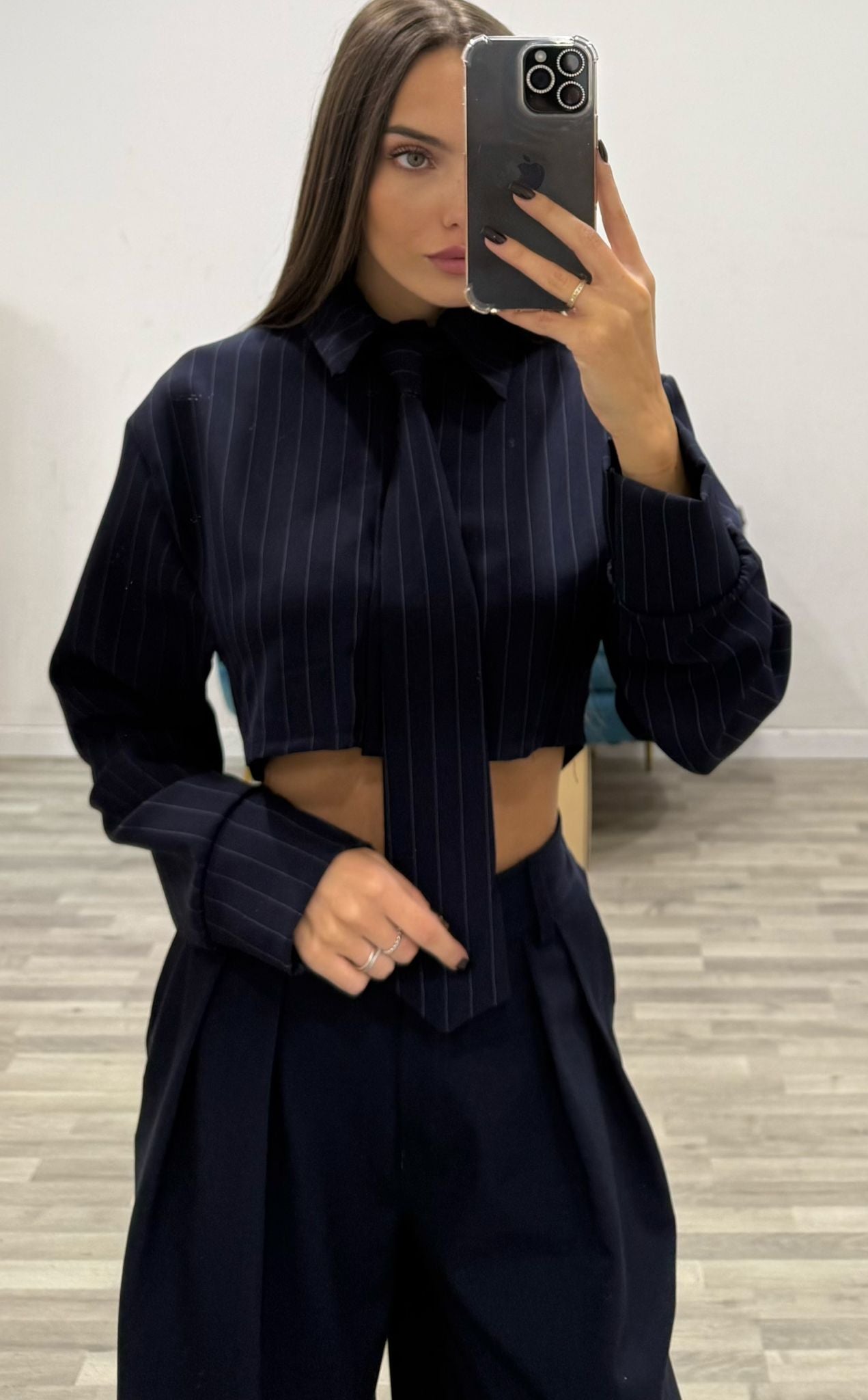 camicia gessata con cravatta