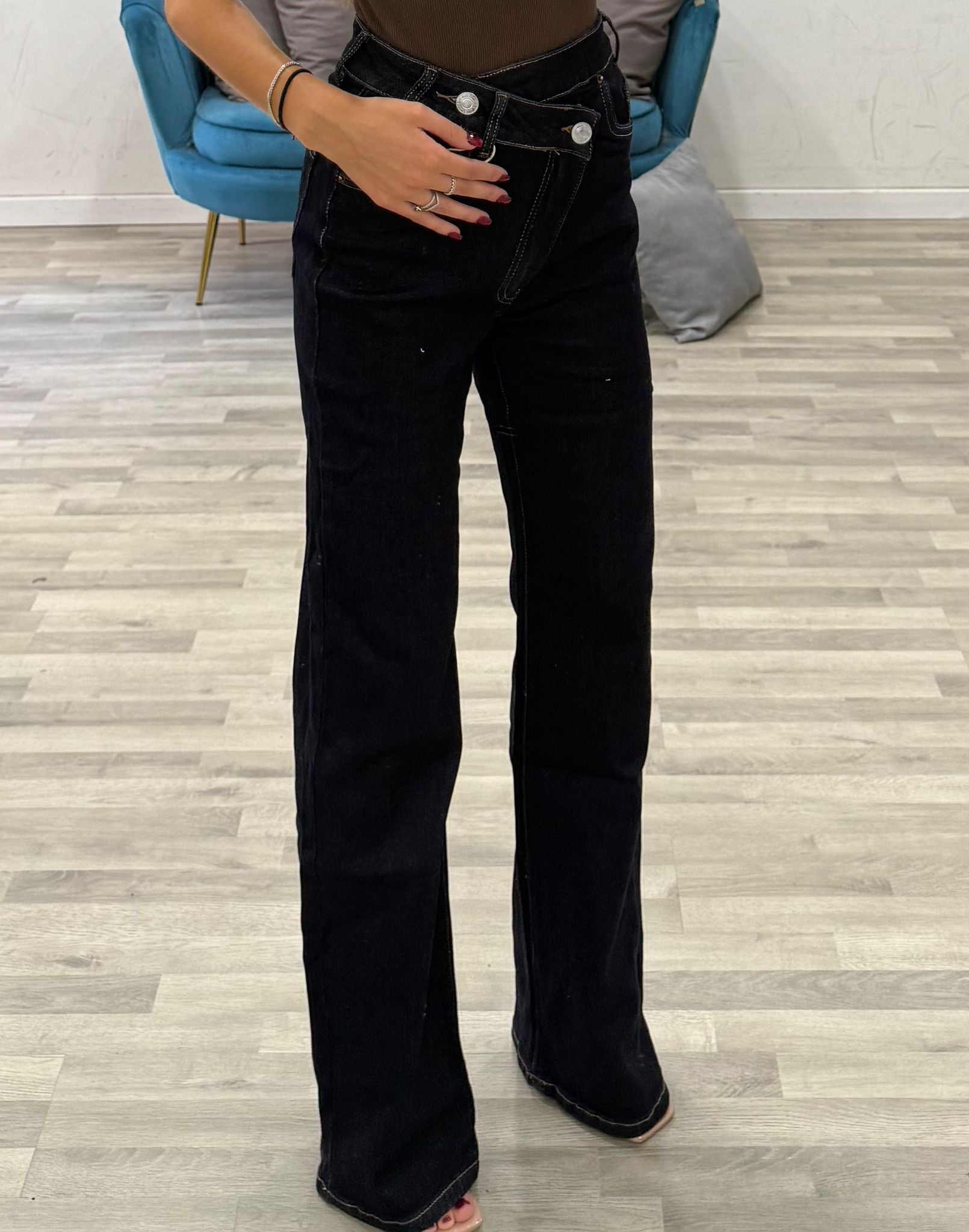 jeans con bottone trasvers