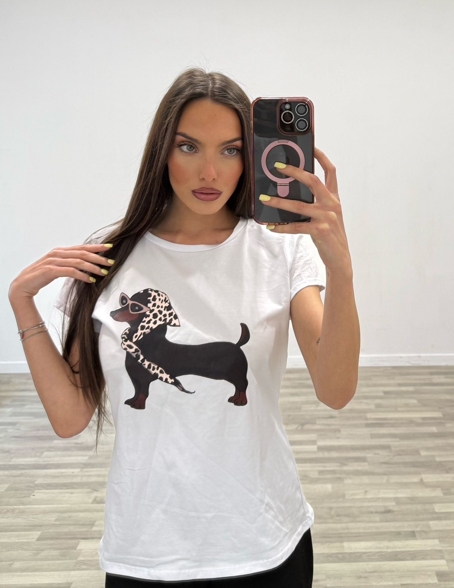 t-shirt con bassotto
