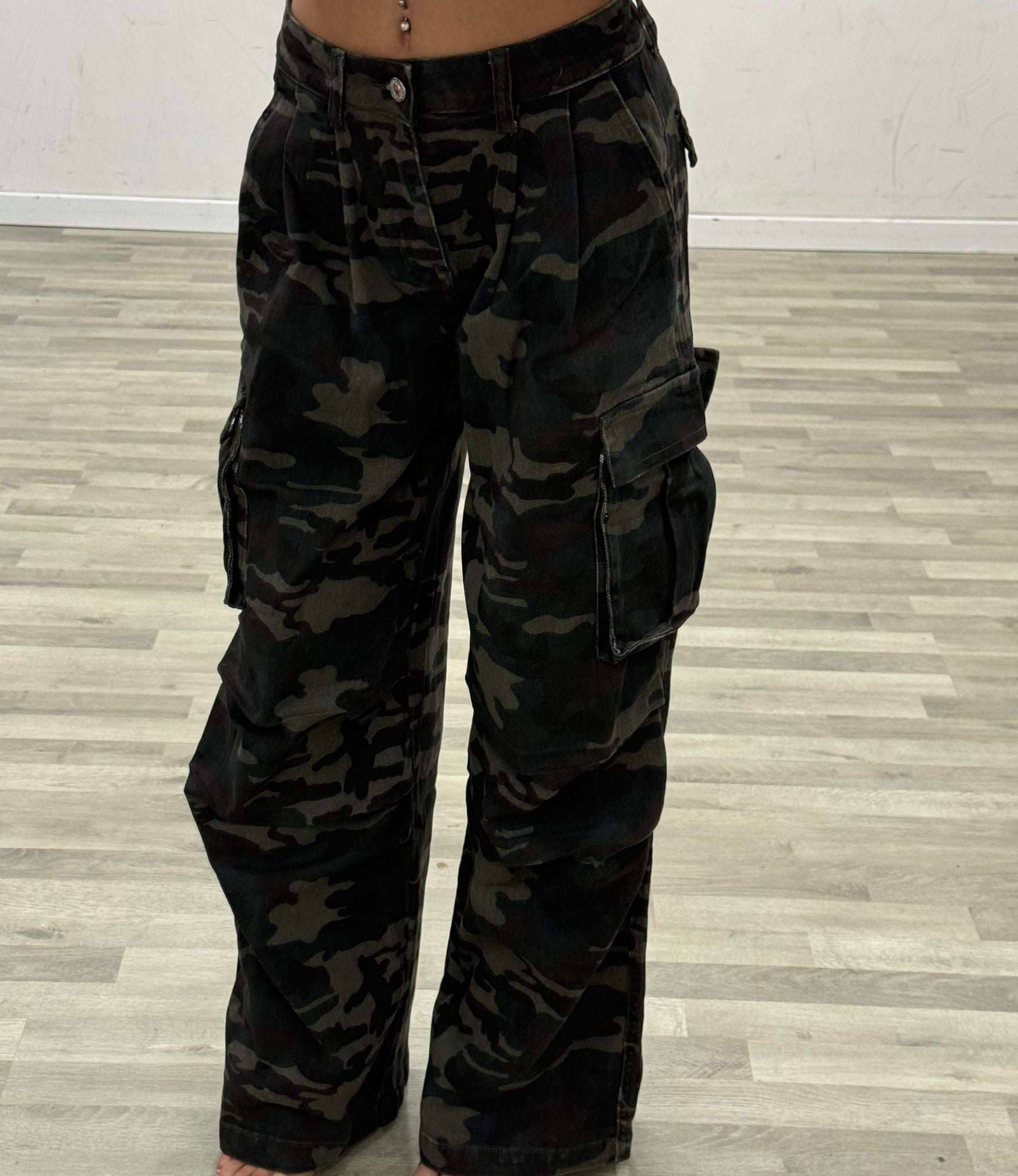 jeans camouflage con tasconi