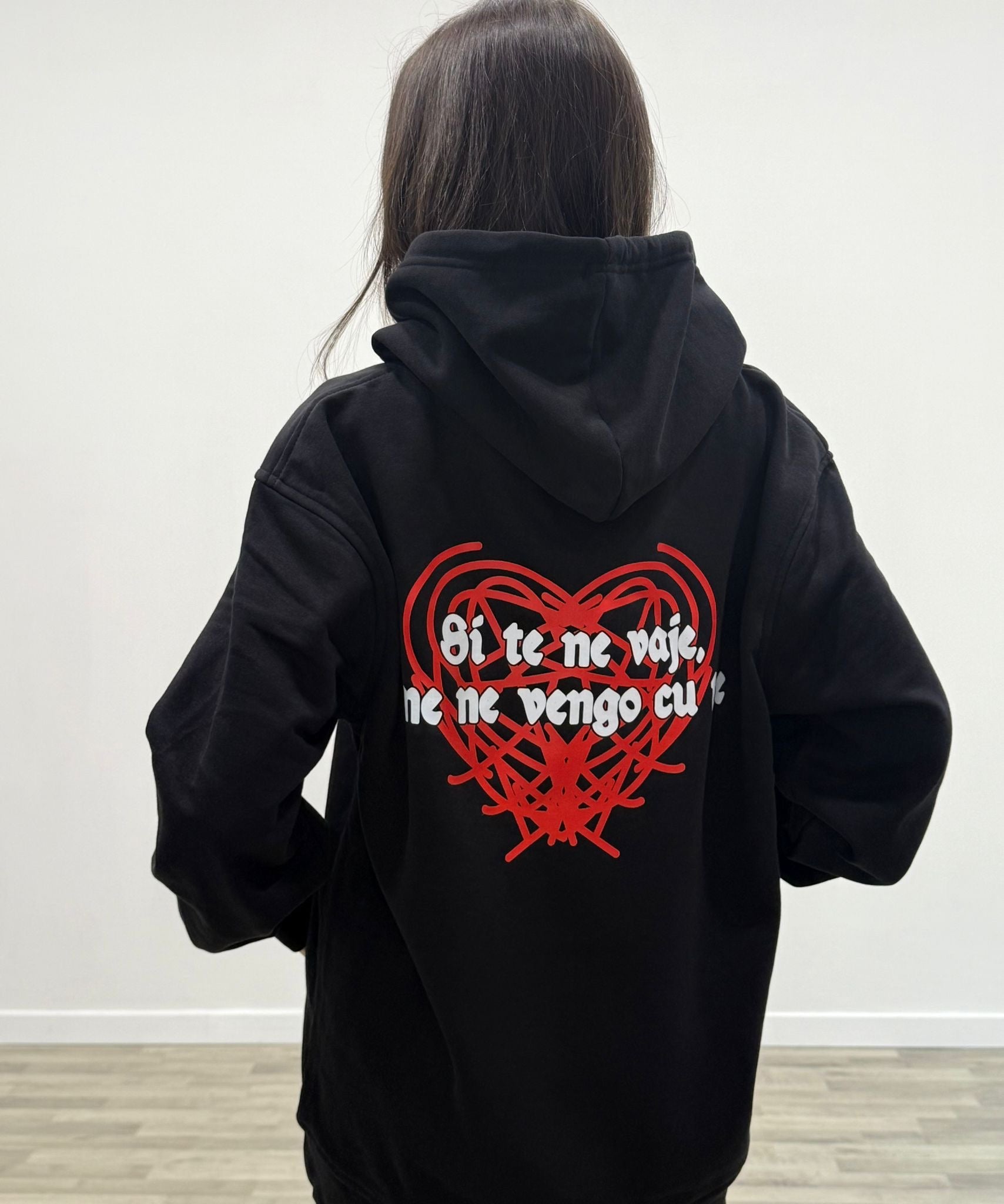 felpa con cuore dietro