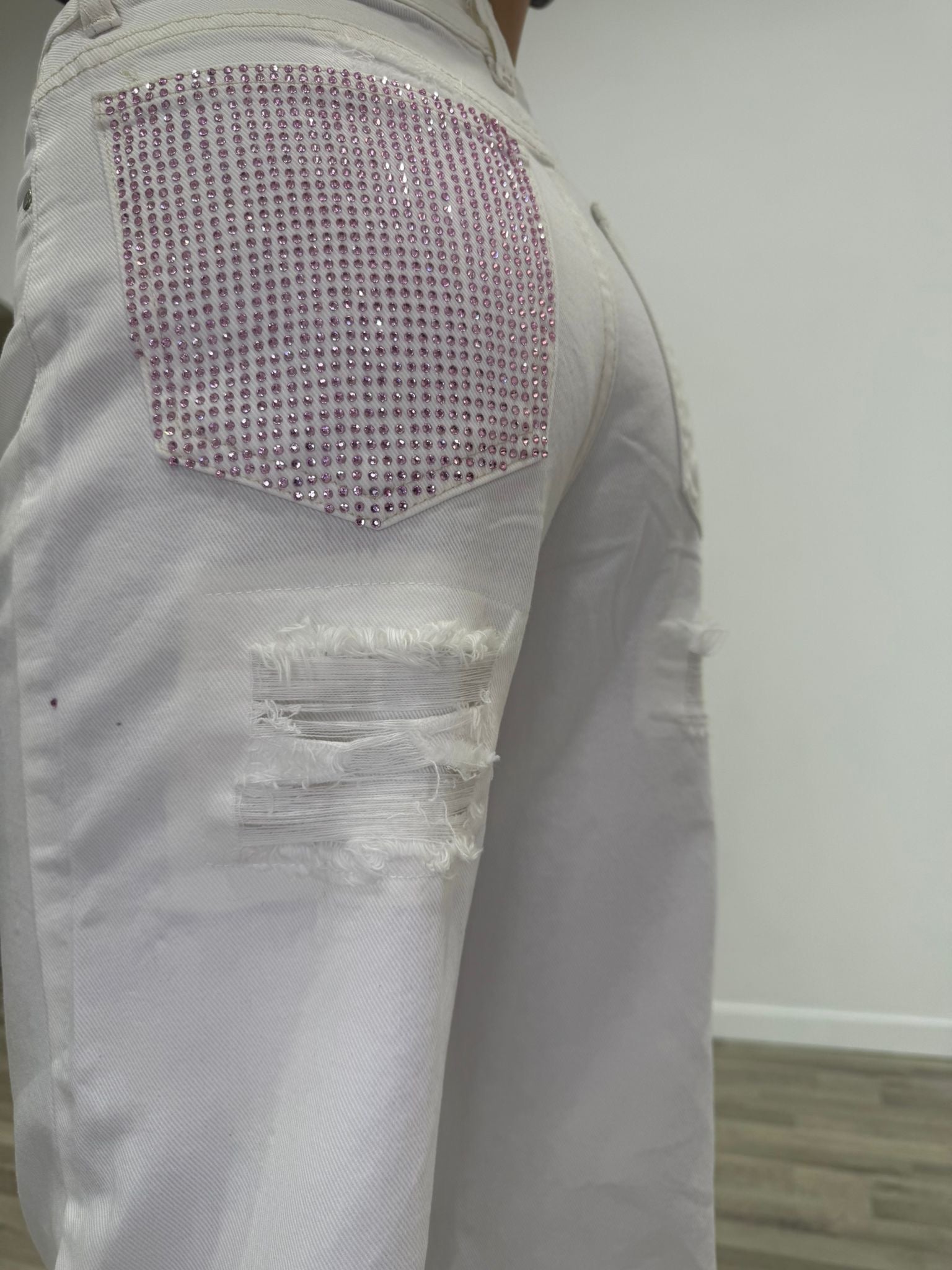 jeans bianco con strass rosa su tasca dietro