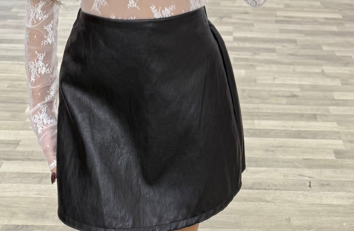 minigonna con short in ecopelle